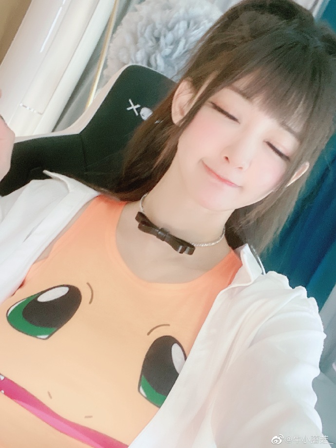 美女网红女主播牛小蘑菇迷人写真美照好看