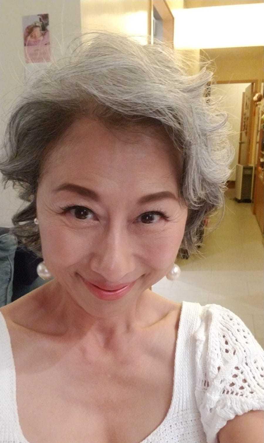 叶倩文庆祝60岁生日晒满头白发满脸皱纹纯素颜照真正的样子