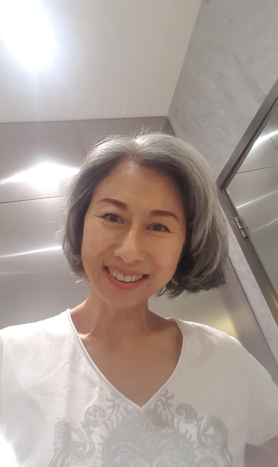 叶倩文庆祝60岁生日晒满头白发满脸皱纹纯素颜照真正的样子