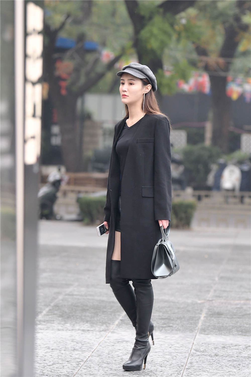 黑色细高跟过膝长靴,修身款式,搭配黑色风衣,时尚抢眼|长靴|细高跟