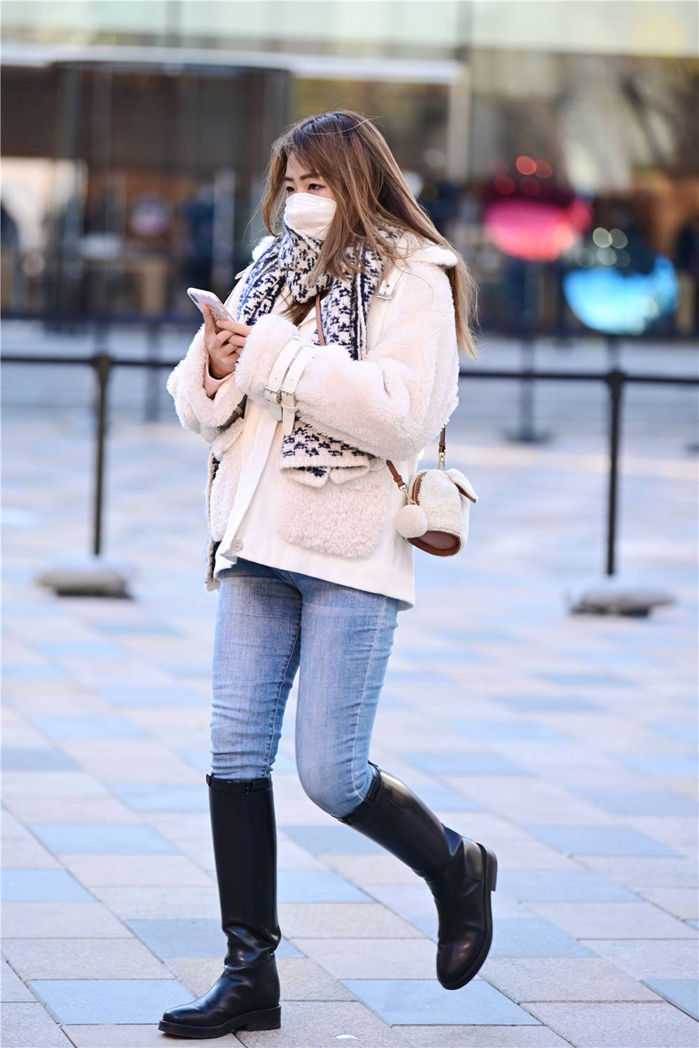 紧身牛仔裤搭配长靴冬季的常见搭配每个人都不一样