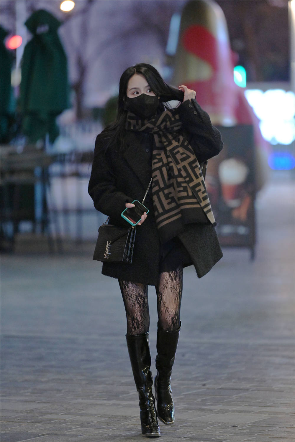 时尚美女喜欢黑色丝袜初冬季节搭配出不一样的感觉