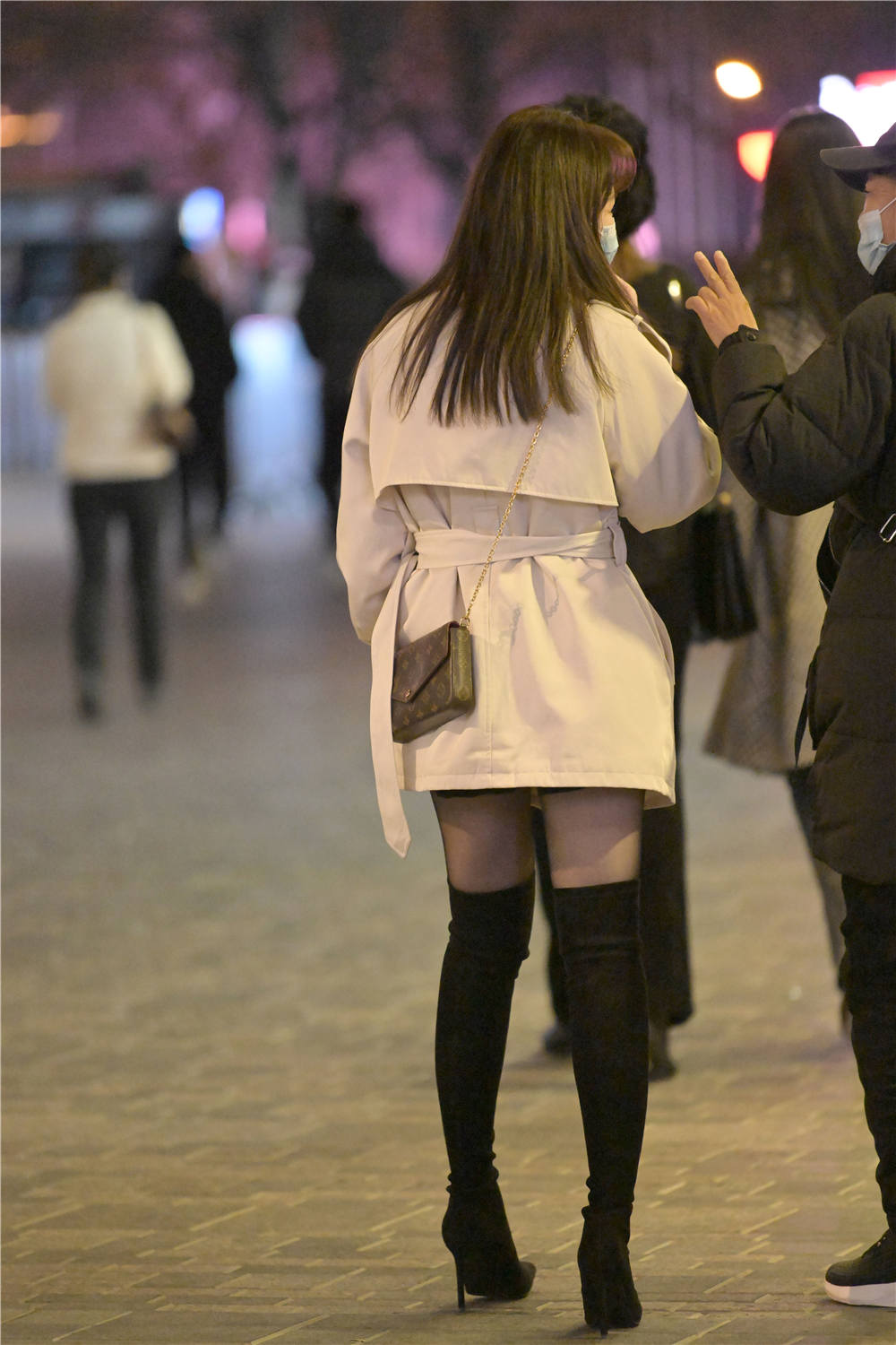 冬季过膝长靴,很多人都喜欢,也穿出简约时尚的风格|长靴|简约|美女