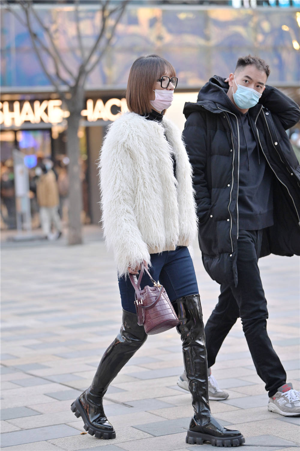 冬季过膝长靴很多人都喜欢也穿出简约时尚的风格