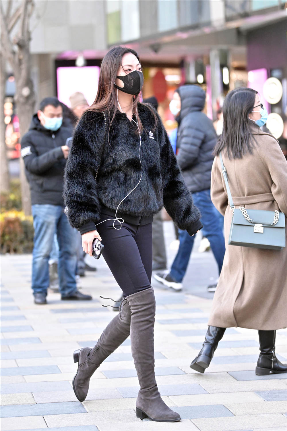 冬季的选择长靴,可以很经典,很多人会选择过膝靴搭配,保暖时尚,还可以