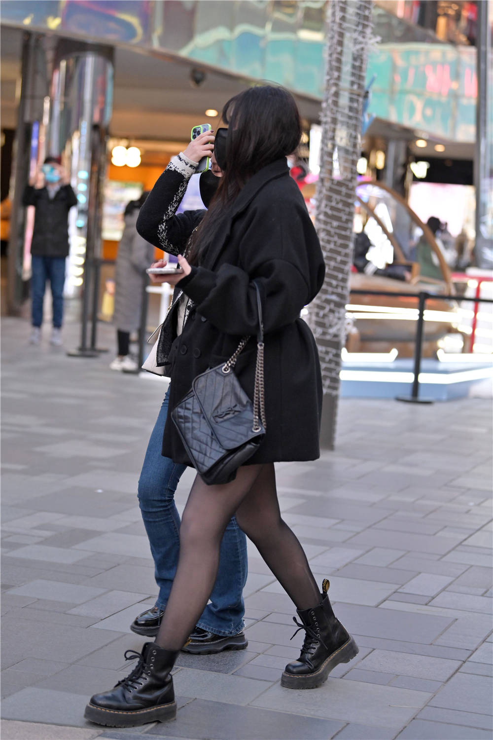 冬天还穿着黑色丝袜她们是真喜欢丝袜搭配让自己看起来更显瘦