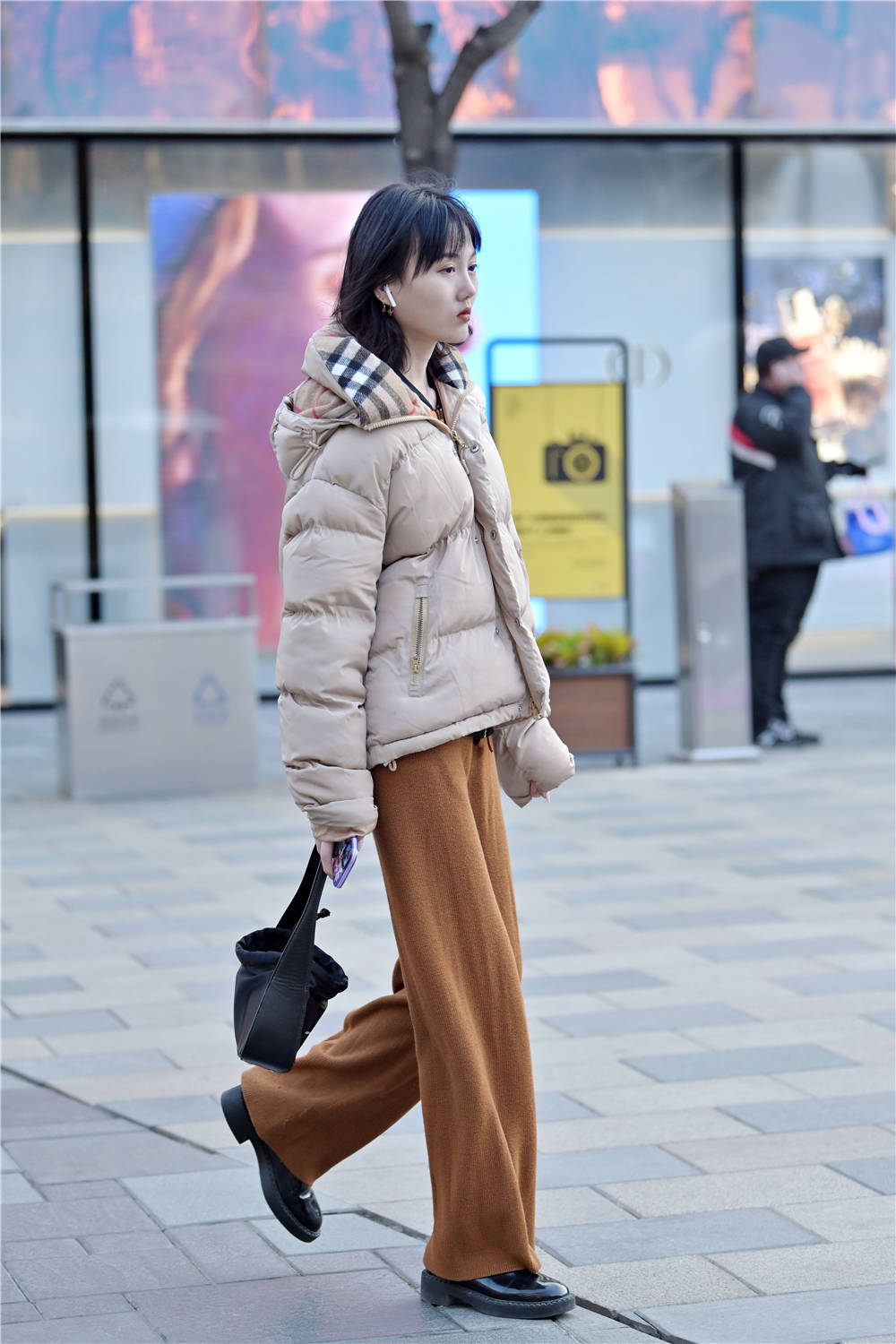 到了冬季羽绒服搭配不能缺少看看今年短款羽绒服怎么搭配