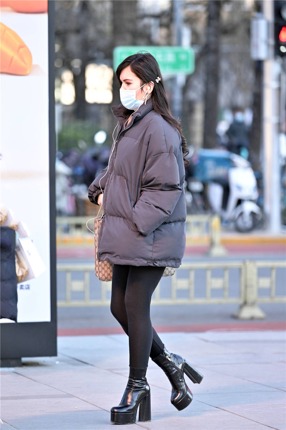 到了冬季羽绒服搭配不能缺少看看今年短款羽绒服怎么搭配