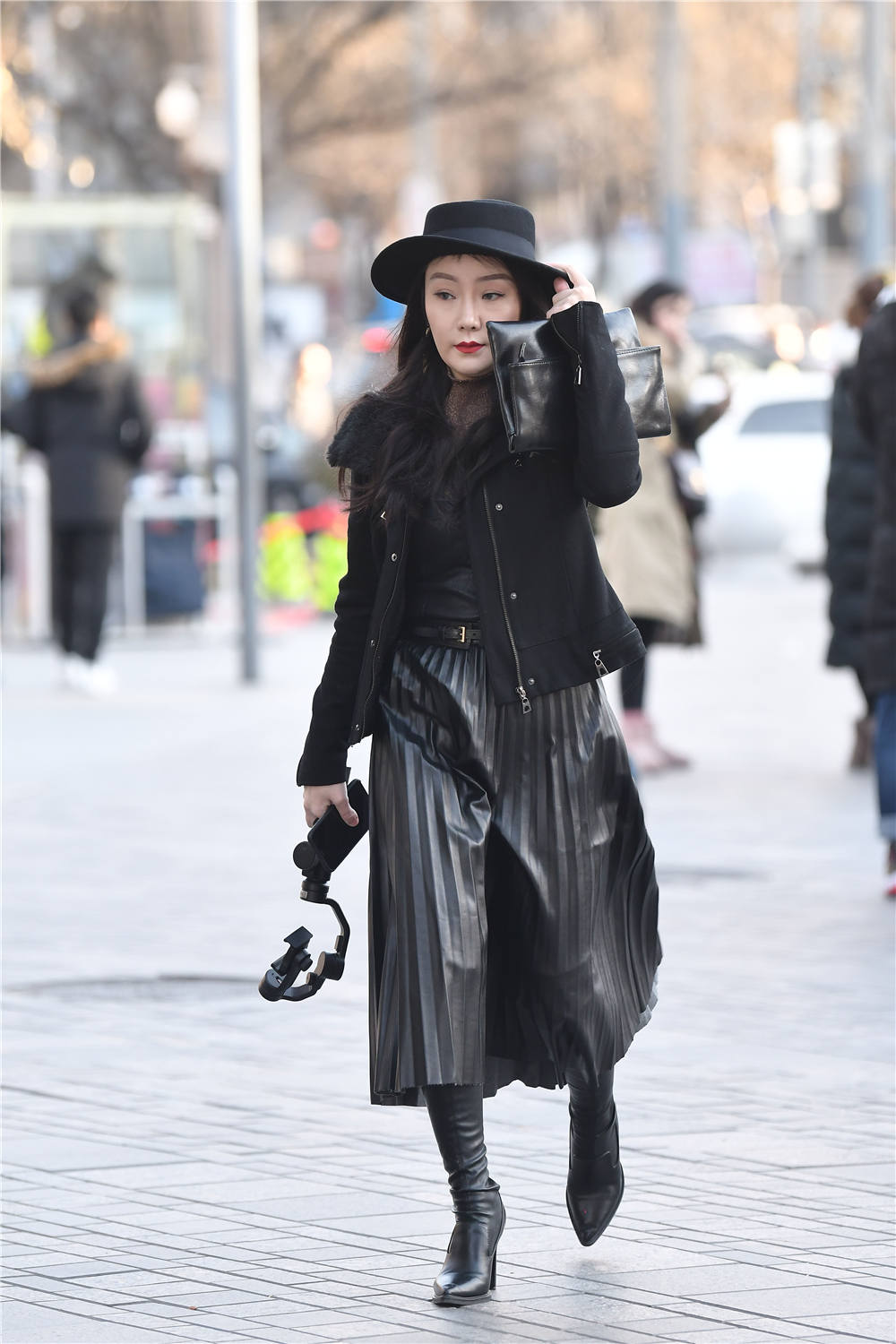 黑色尖头细跟长靴搭配黑色压褶皮裙笔挺的夹克带着气质美
