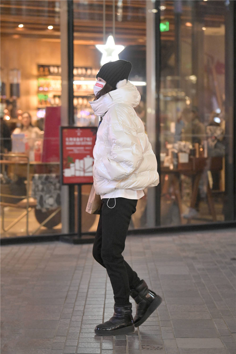 冬季选择短款羽绒服搭配更有层次感也更显身材