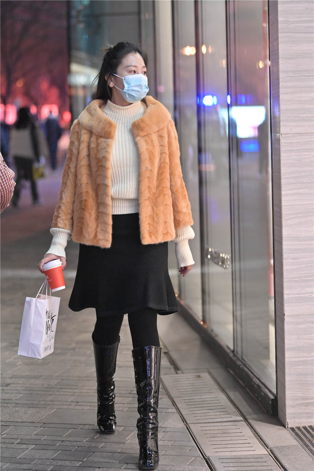 冬季搭配皮草北方的美女都会比较喜欢提升气质