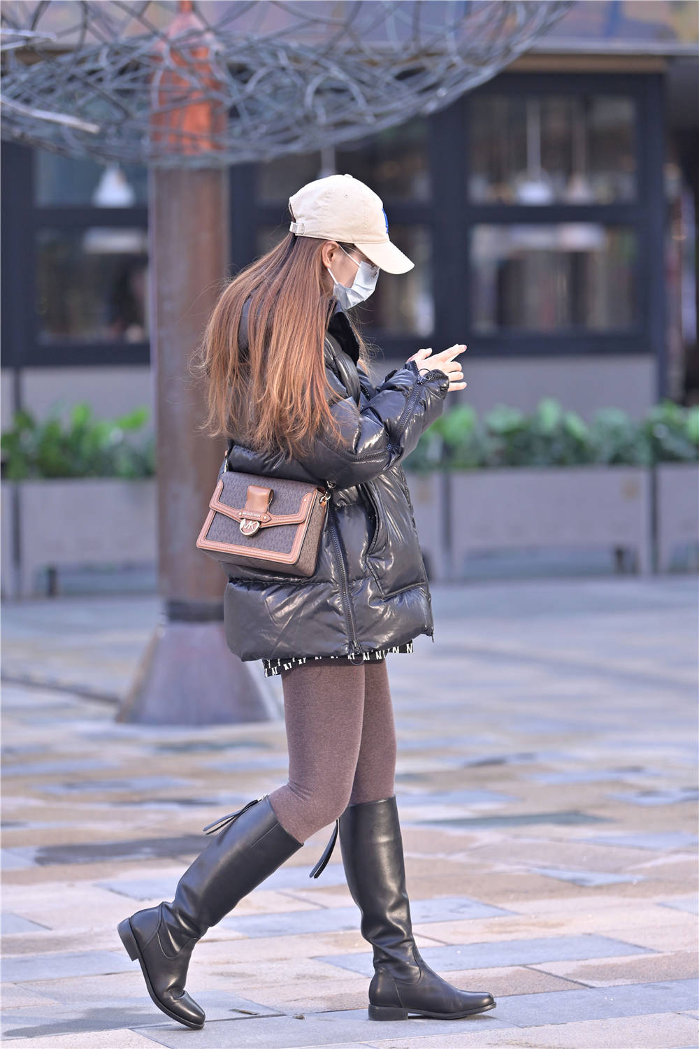 冬季里依旧要出门,也要注意自己的搭配,选择长靴,自己喜欢的风格就好