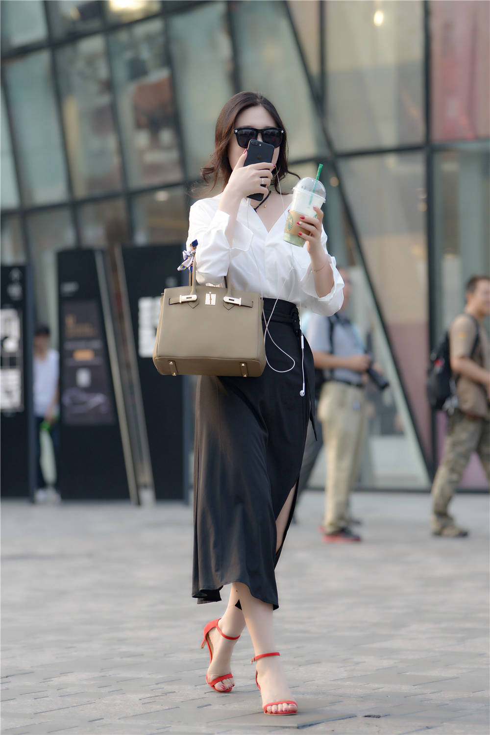 对于大多数的时尚美女来说,高跟鞋是不能缺少的,一字带细跟凉鞋,总是