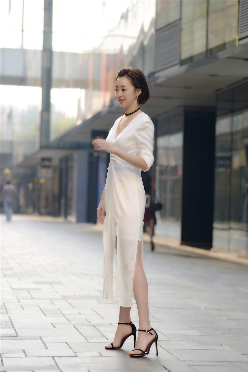 高跟鞋,也是自己喜欢的款式,这位美女选择一双深灰色的一字带细跟凉鞋