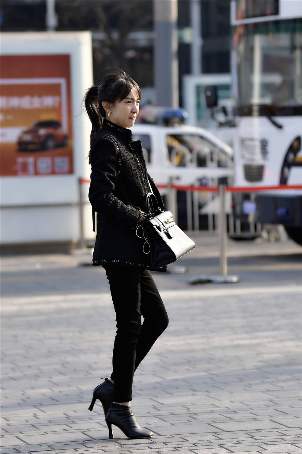黑色细高跟皮靴简约的款式设计搭配黑色紧身裤