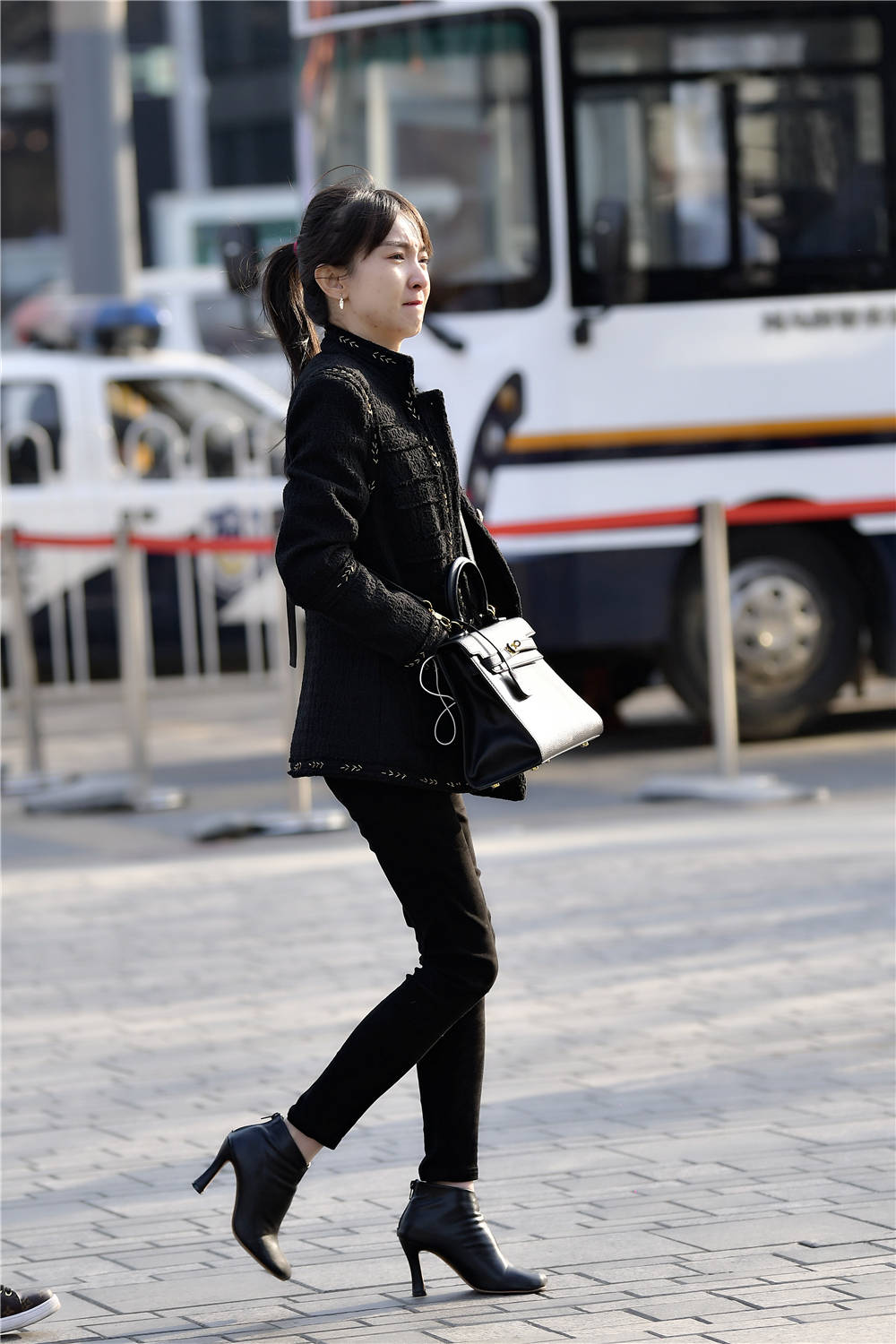 黑色细高跟皮靴,简约的款式设计,搭配黑色紧身裤|紧身裤|美女|细高跟