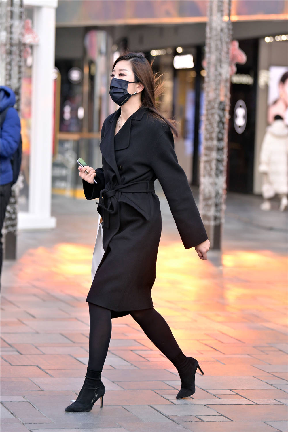 早春时节选择尖头细跟单鞋的美女会搭配黑色丝袜