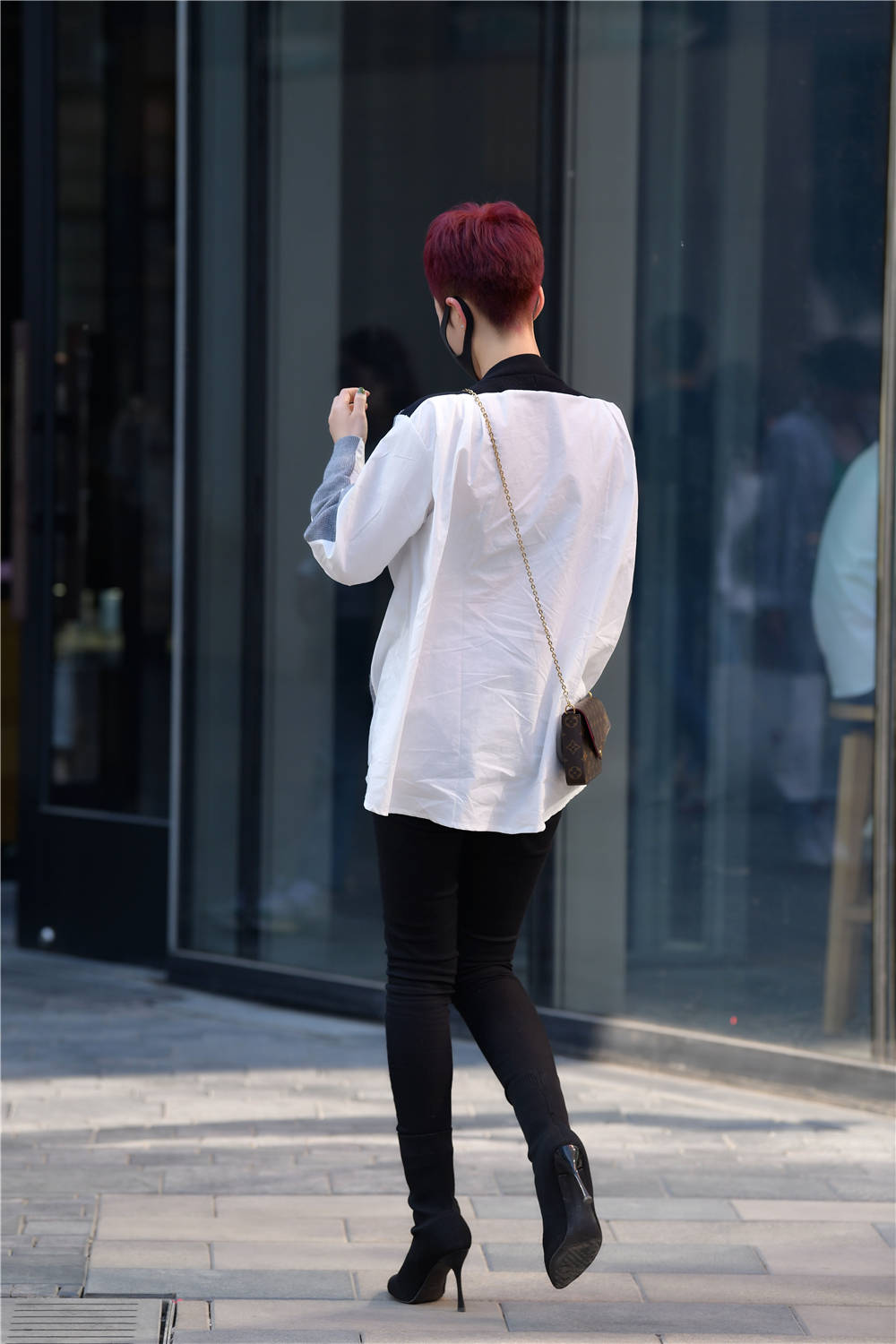 尖头细跟短靴搭配紧身裤一头紫色短发精致干练的穿搭