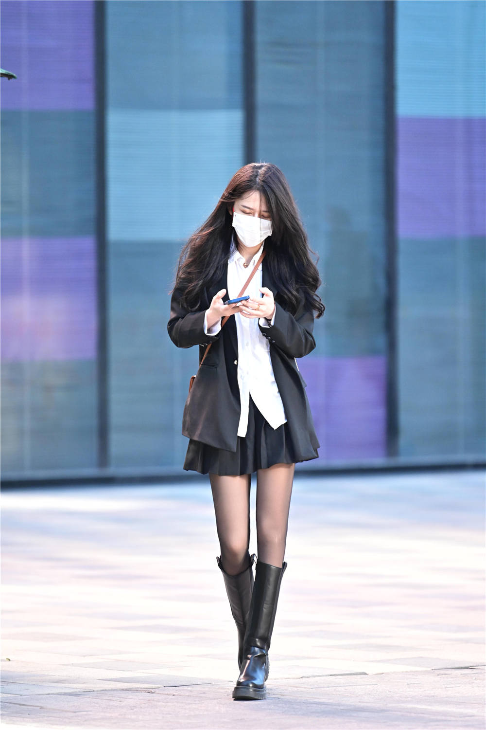 黑色丝袜搭配长靴选择高跟款式会更好看你出门怎么搭配呢