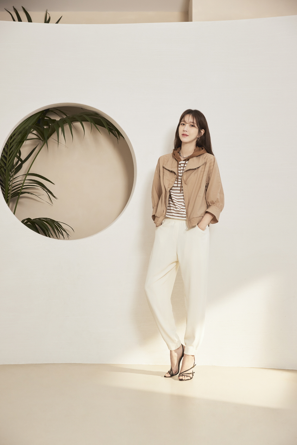 韩国女艺人李智雅拍代言品牌最新宣传照