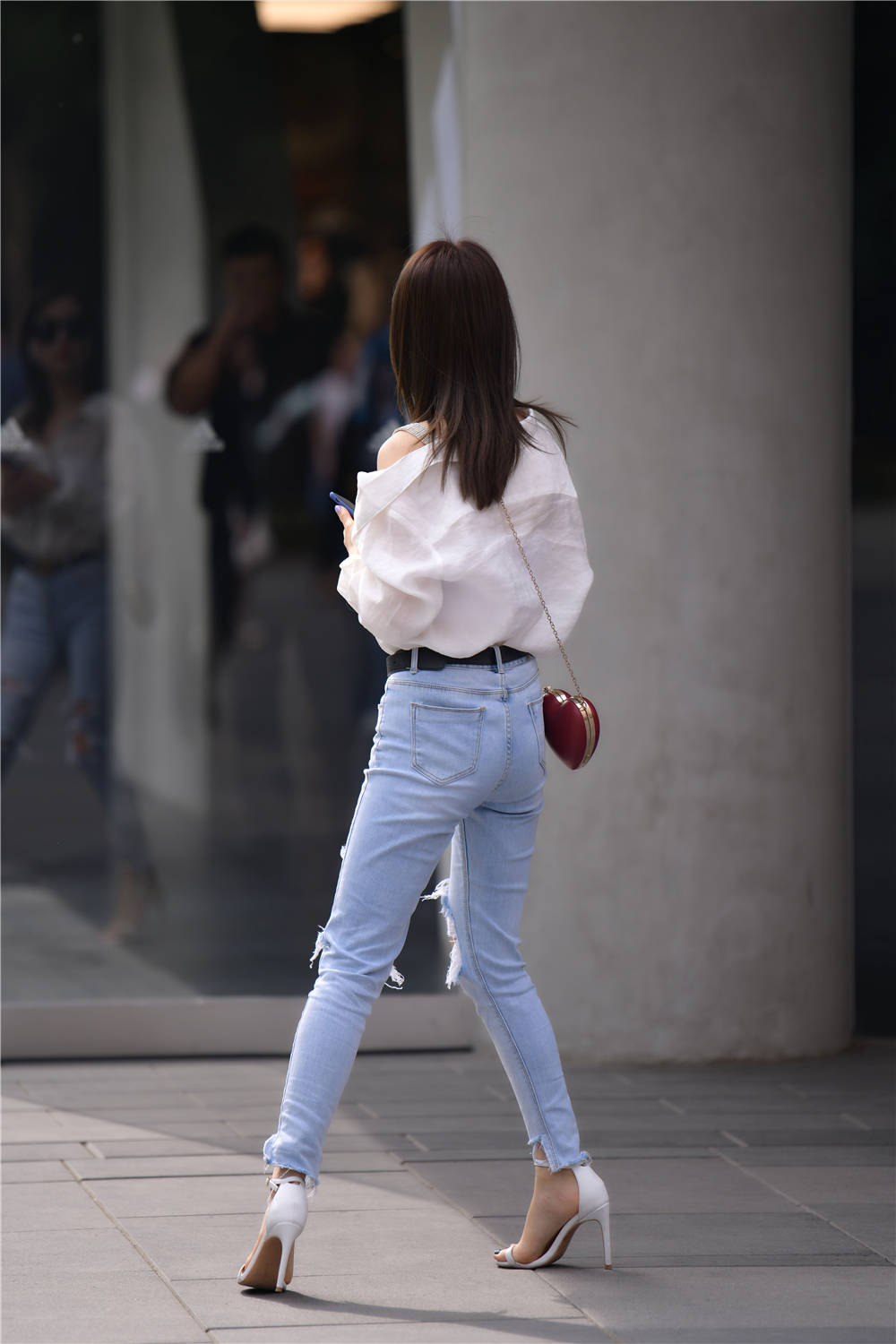 蓝色紧身破洞牛仔裤搭配一字带细跟凉鞋小女生也可以穿出气质
