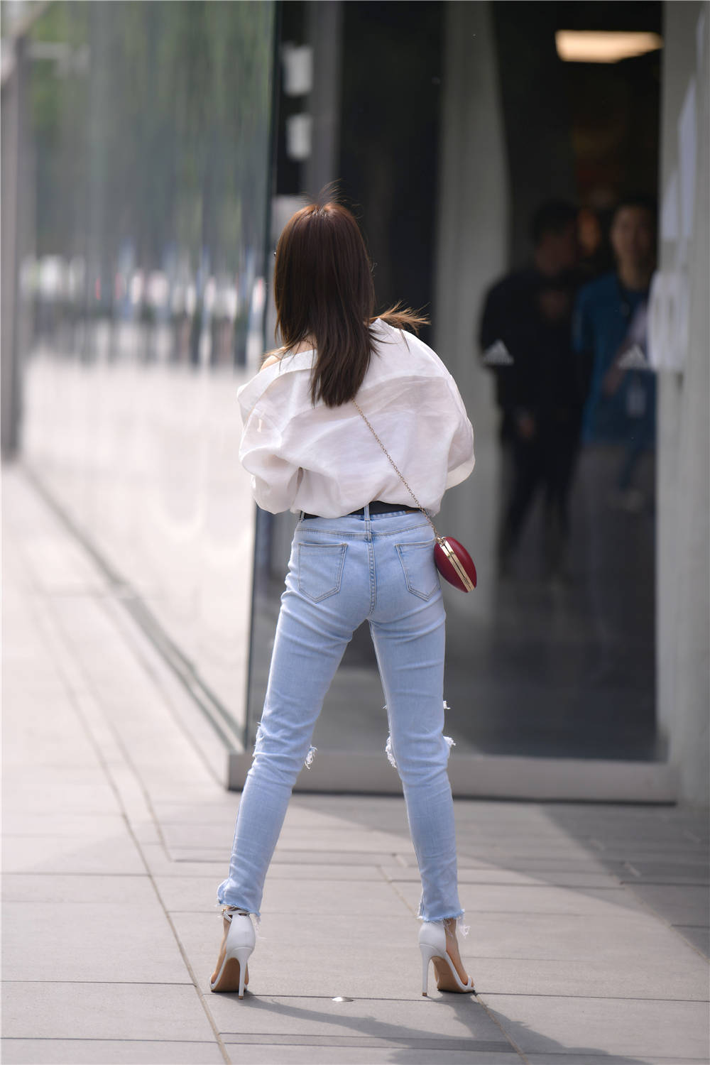 蓝色紧身破洞牛仔裤,搭配一字带细跟凉鞋,小女生也可以穿出气质|破洞|