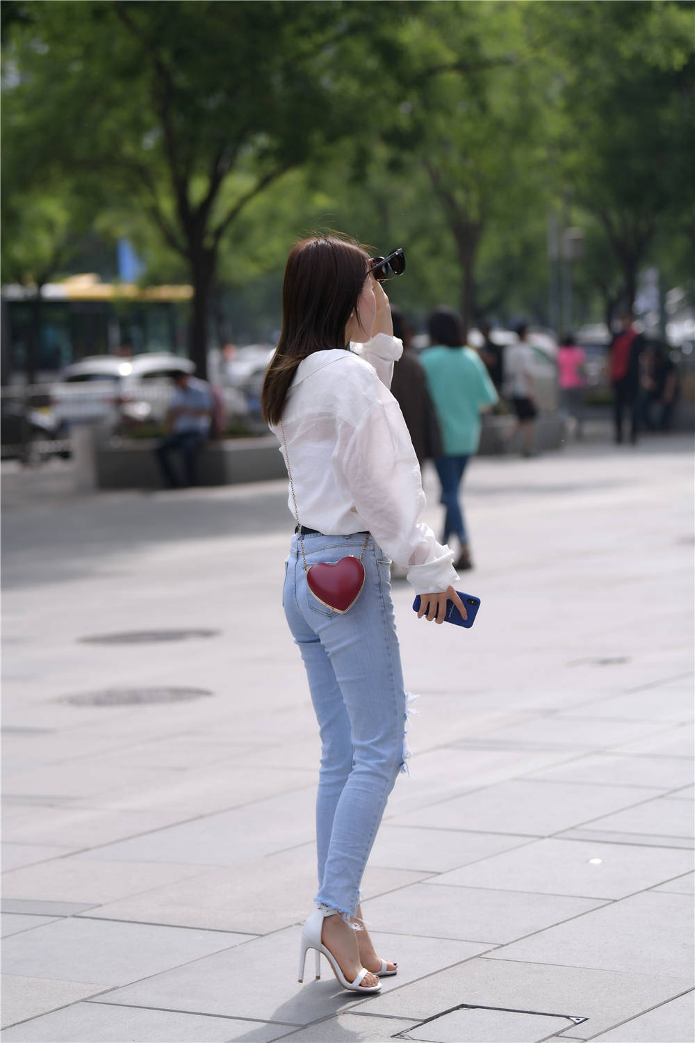 蓝色紧身破洞牛仔裤搭配一字带细跟凉鞋小女生也可以穿出气质