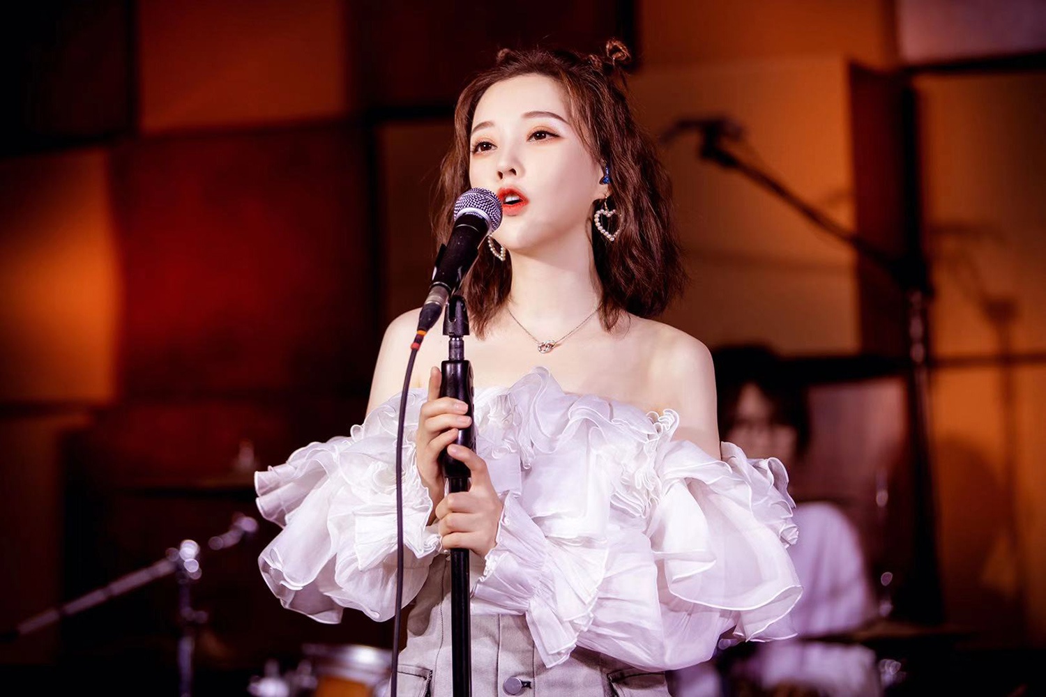 冯提莫获年度最受欢迎女歌手 甜美演唱新歌《摩托》