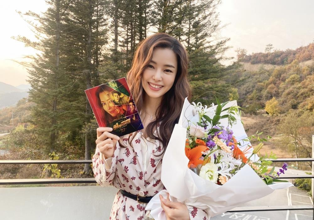 韩星李荷妮今日宣布结婚圈外男友认爱1个月就晋升老公