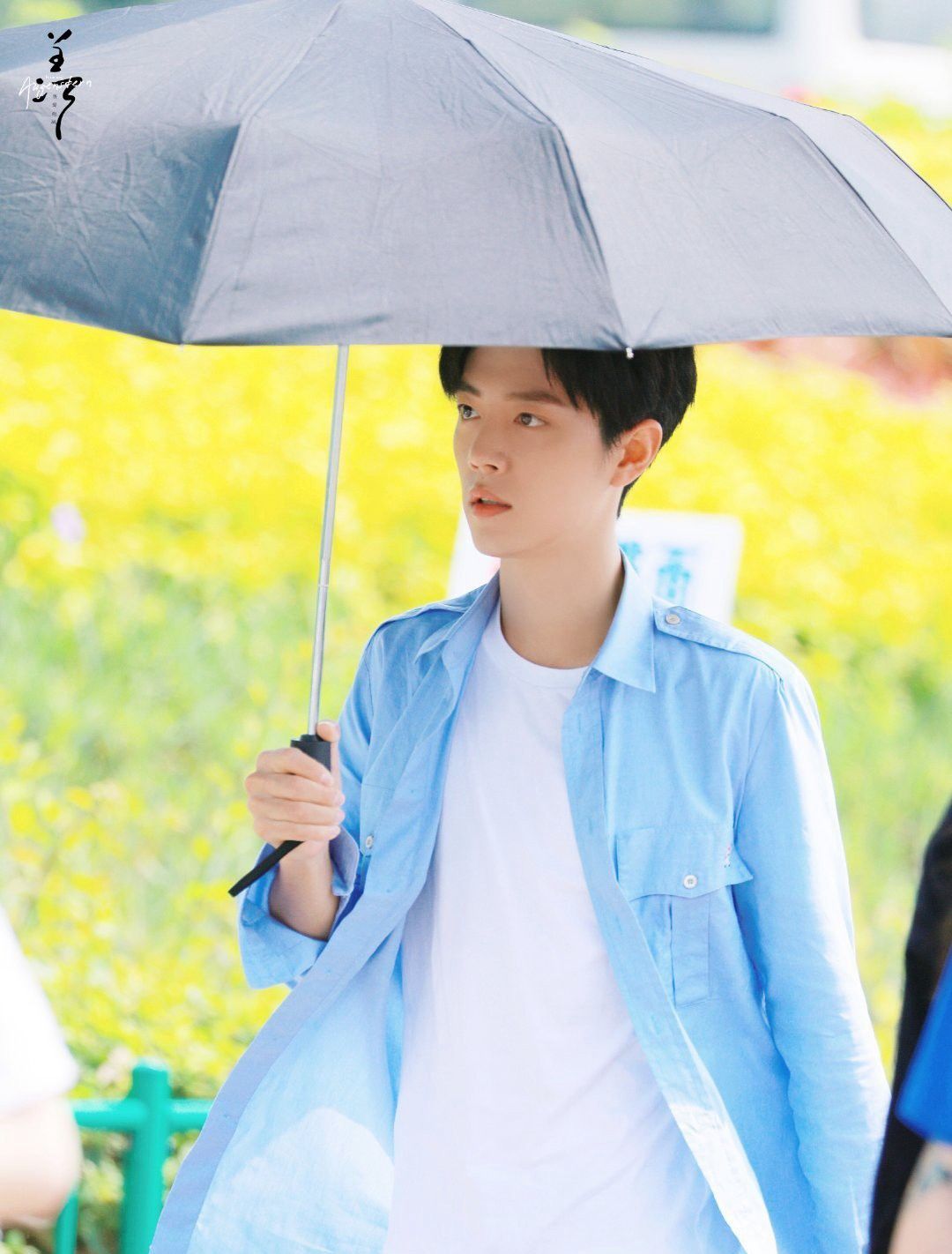 男神肖战蓝色衬衫搭配休闲裤,一身清爽,一身帅气,超级养眼!