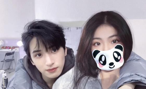 合照的姿势,太适合粉丝p图了网上有一张张真源和严浩翔的生日双人合照