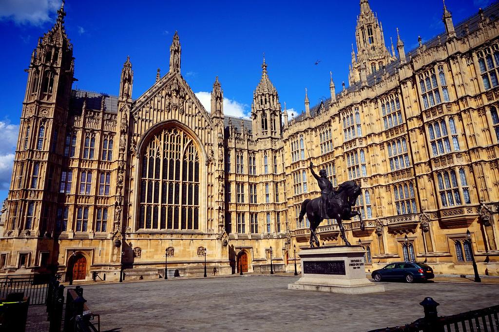 英国神圣的西敏寺,牛顿就埋葬于此,内部壮观而又庄重