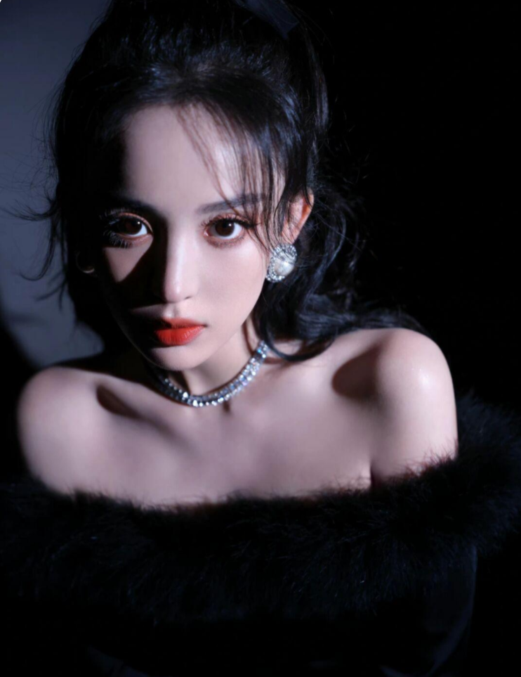 女神古力娜扎穿一袭露肩黑色礼服裙更加显得肤白貌美