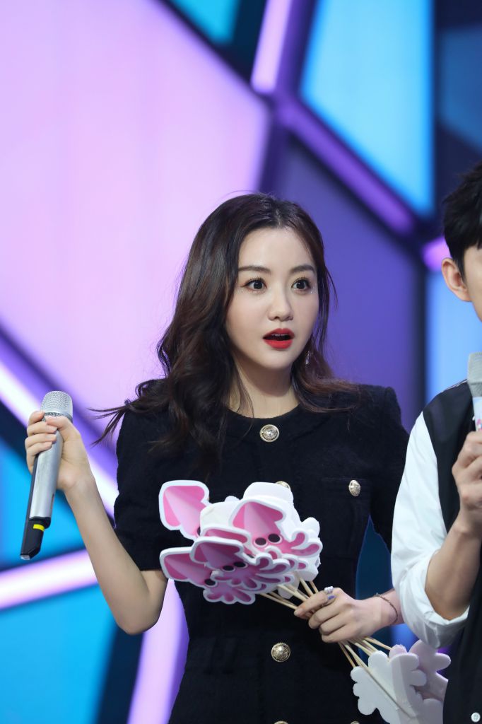 杨蓉《快乐大本营》挑战rap 组女团出道表演"可爱女人"