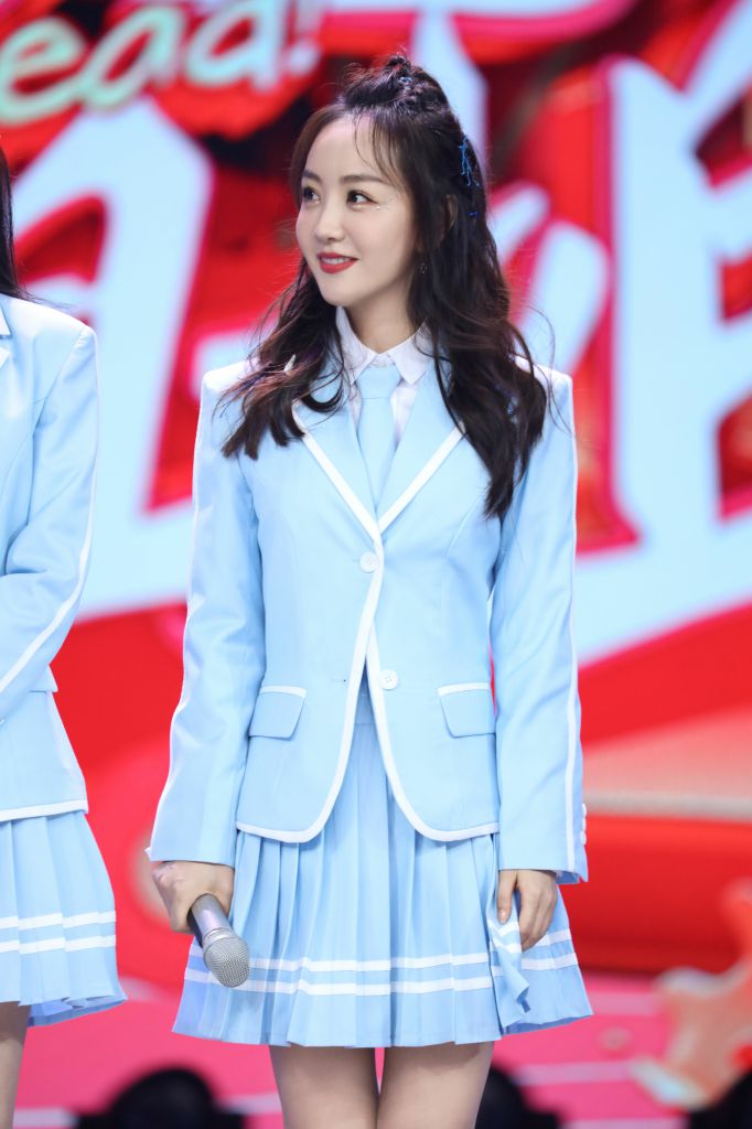 杨蓉《快乐大本营》挑战rap 组女团出道表演"可爱女人"