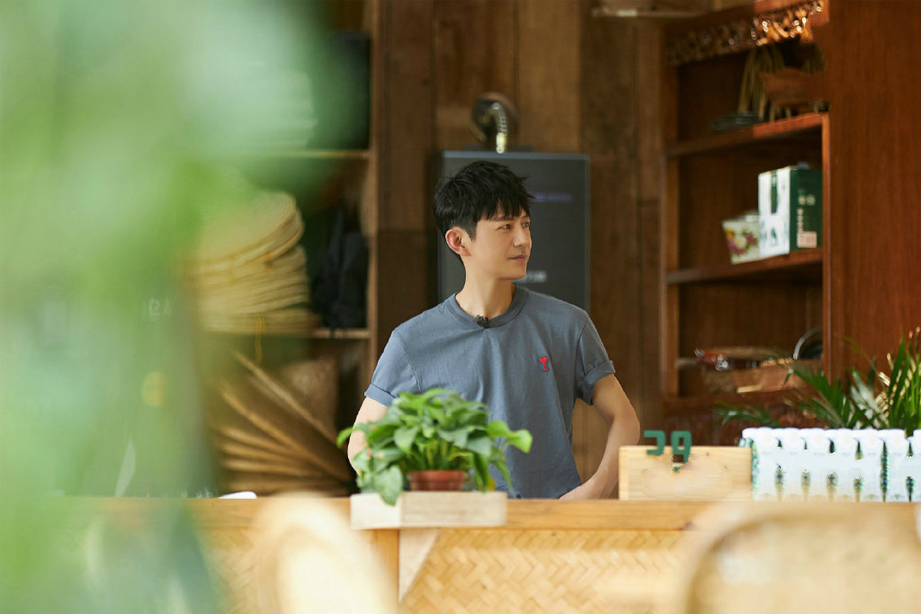 《向往的生活》一根玉米见人品,何炅的美好,对所有人,包括农民