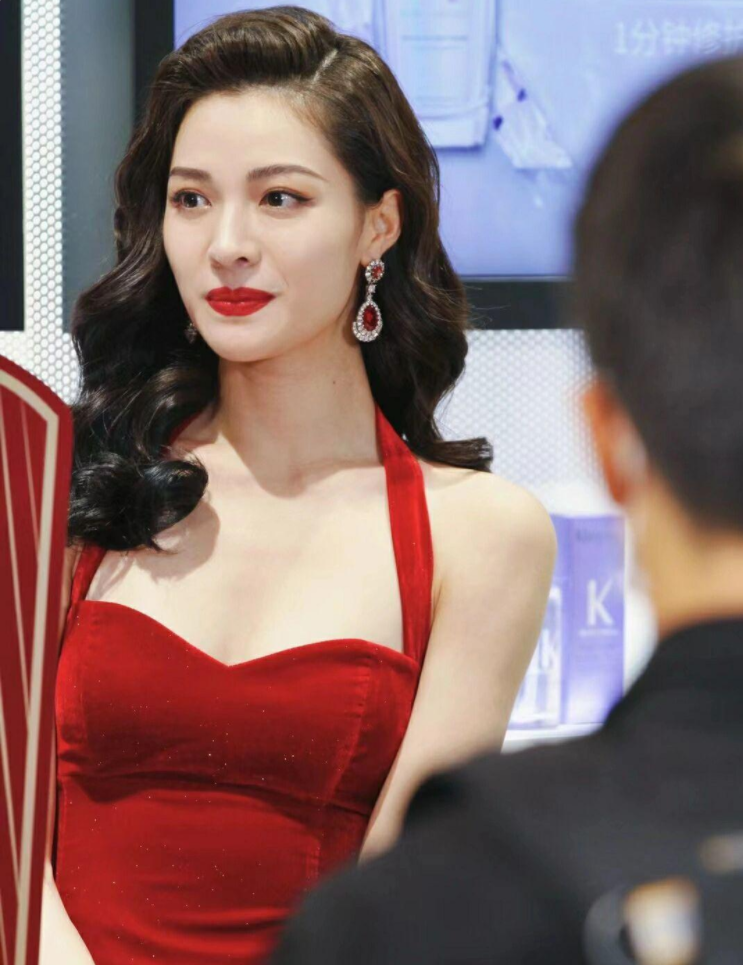 钟楚曦一席大红长裙配上烈焰红唇太迷人了