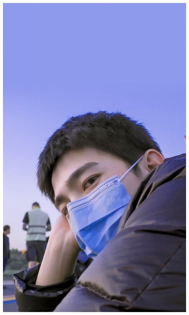 新鲜杨洋 温柔治愈帅气 口罩也挡不住的颜值 节日快乐哦