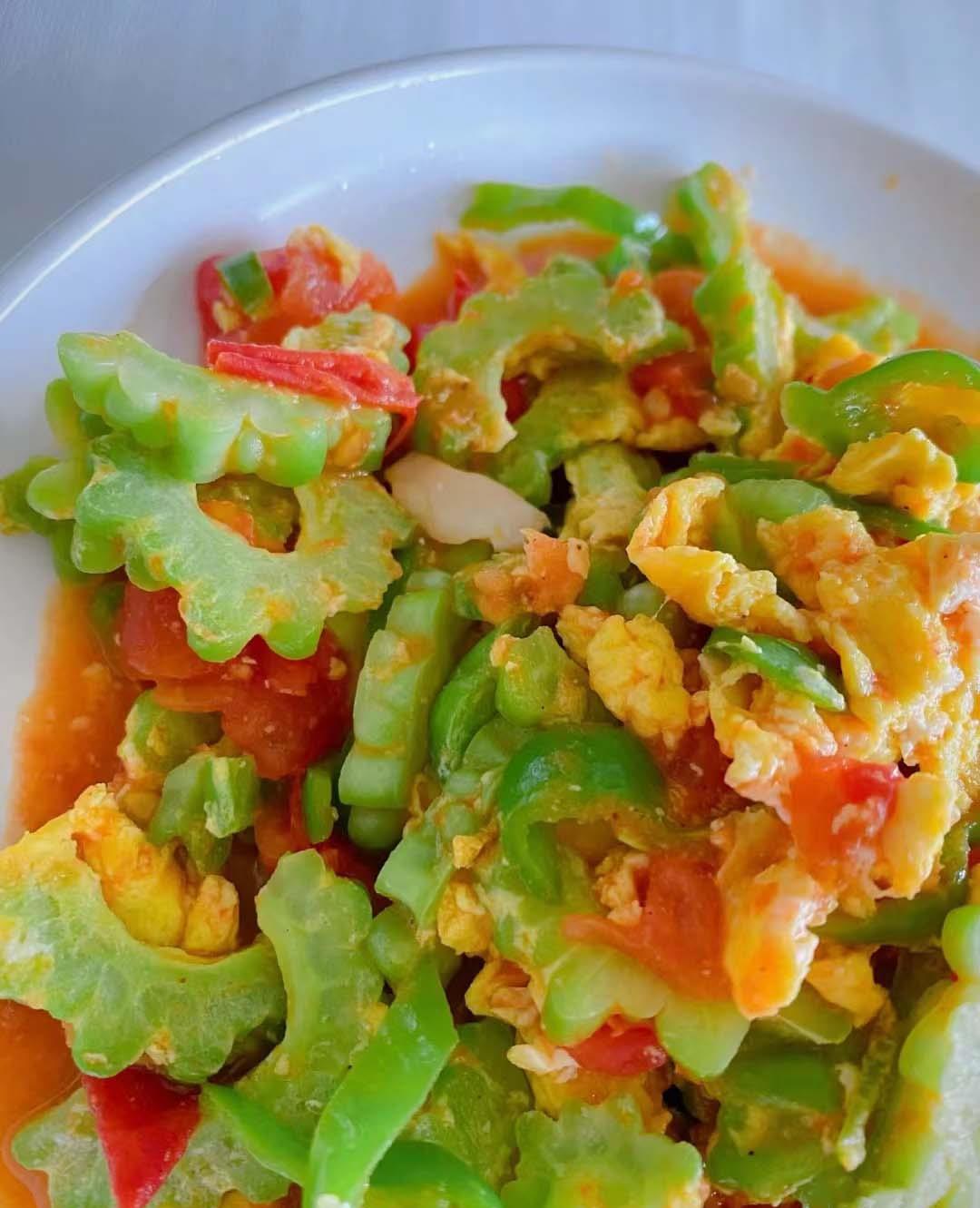 夏日必备西红柿炒苦瓜