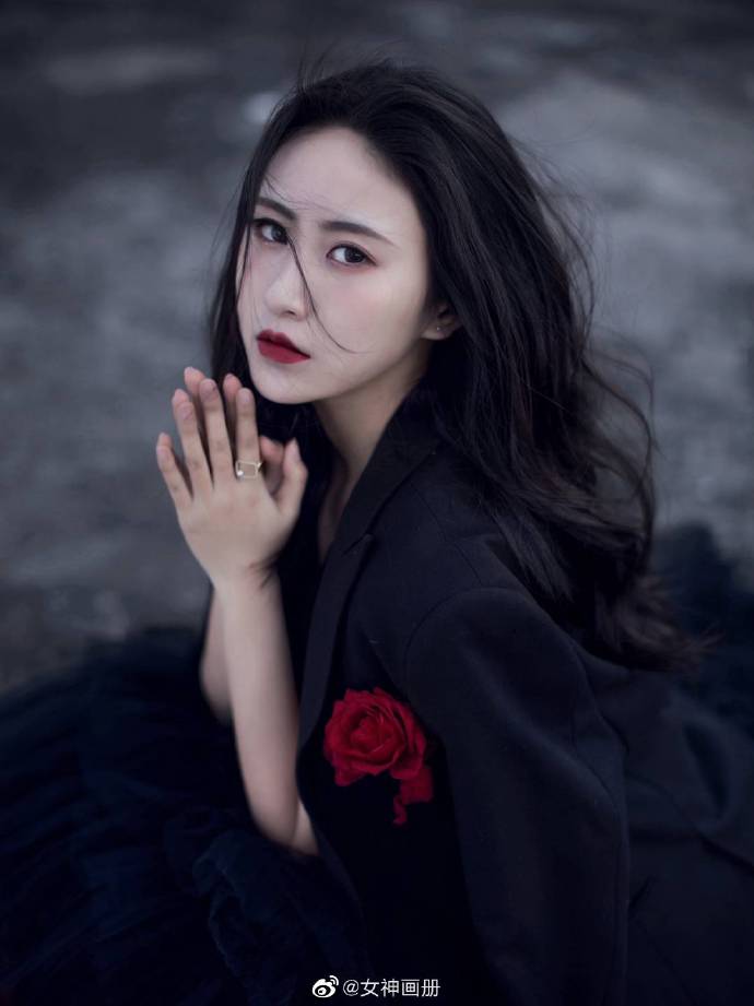 美女小姐姐穿黑色衣服拍摄迷人写真好漂亮啊