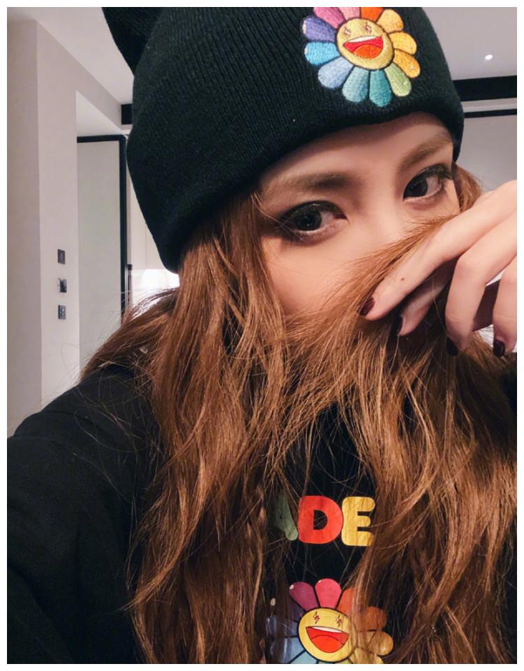 美女明星歌手邓紫棋戴黑色帽子居家自拍美照