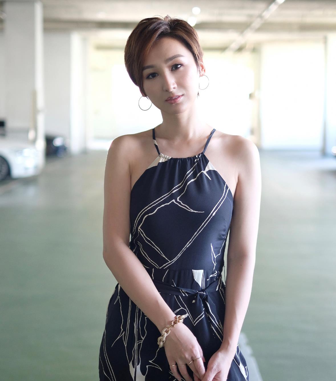 高海宁身材太好了,穿肚兜式印花连体裤配短发,肉而不肥真迷人