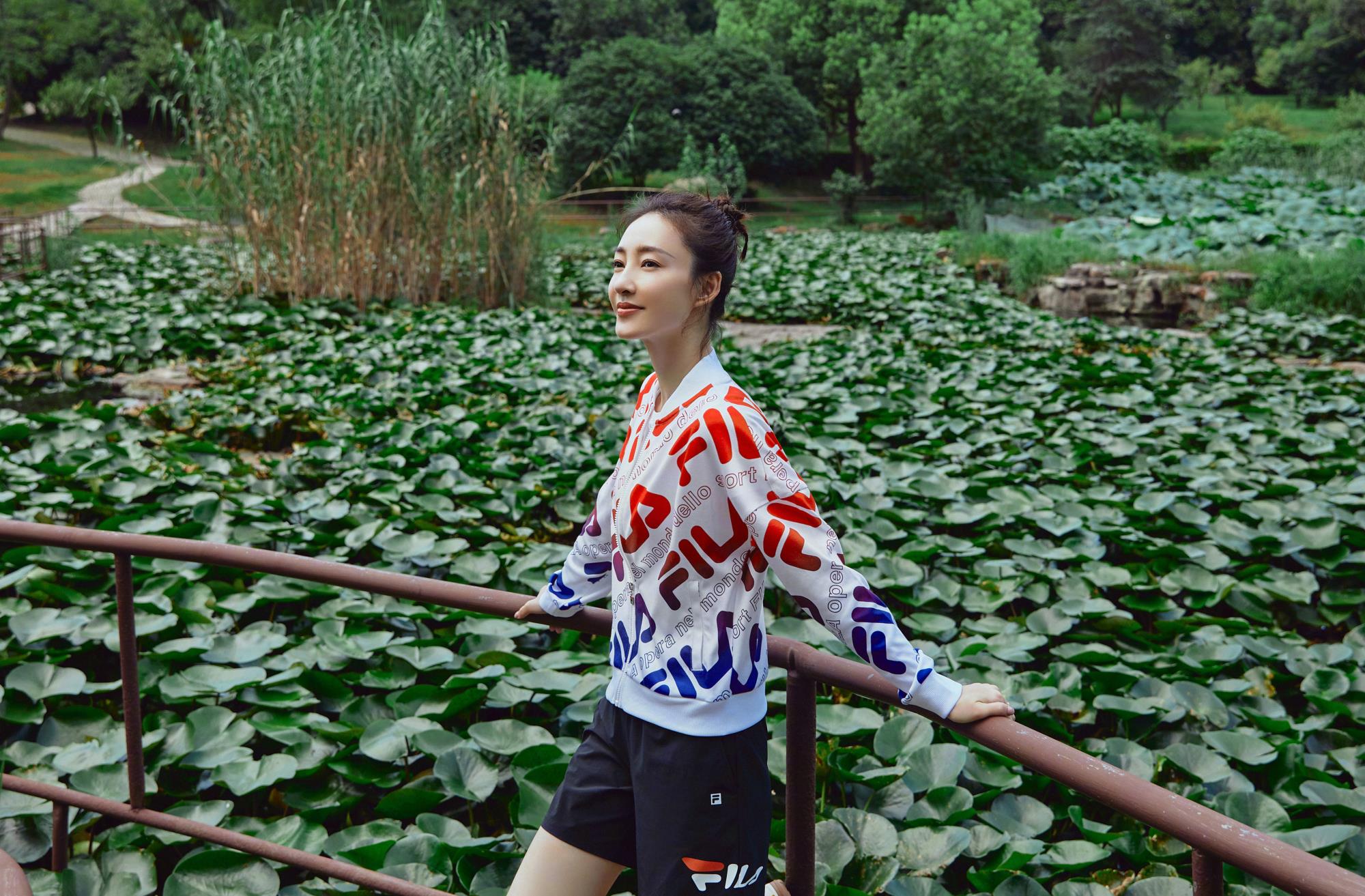 王丽坤不愧"素颜女神",穿运动装都比别人好看,这气质独一无二