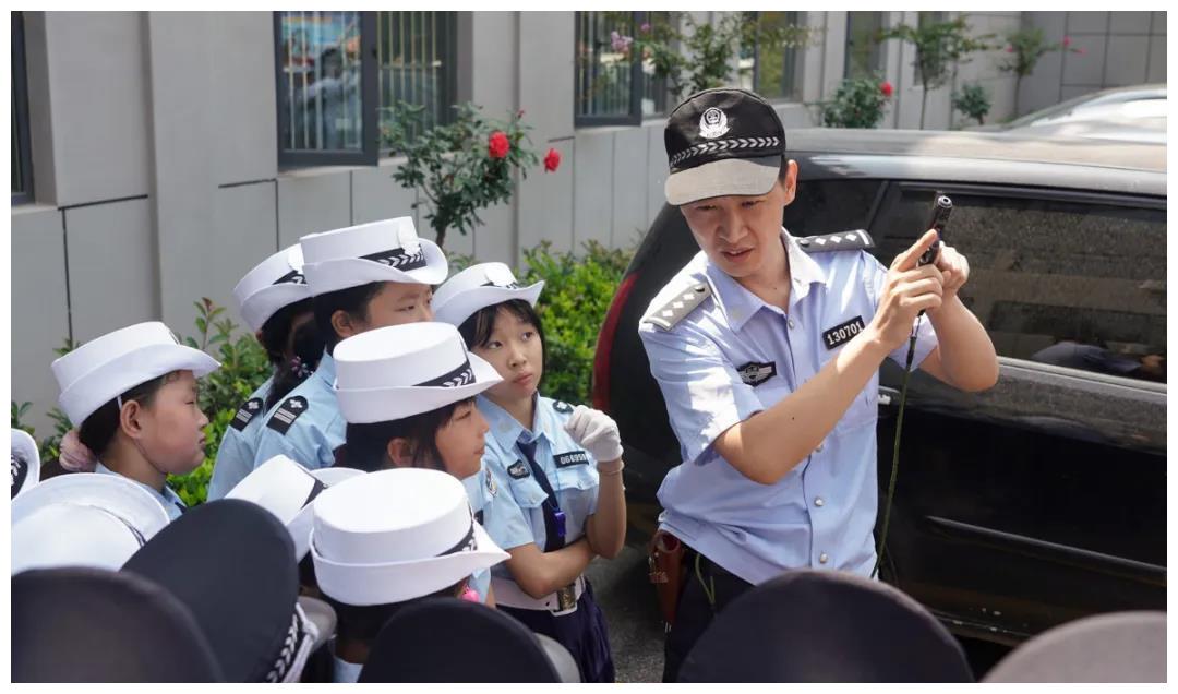 小小警察初体验,中投慈善圆孩子们一个"警察梦"