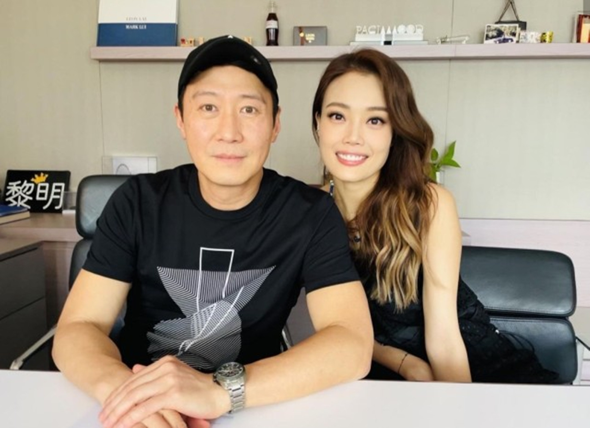 容祖儿深夜晒与黎明同框,为对方演唱会打call,合影秒变小迷妹