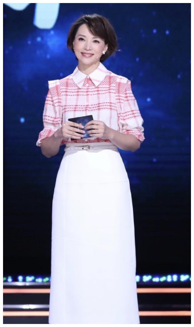 连衣裙是董卿经常选择的单品,就像这件粉绿色的渐变连衣裙.