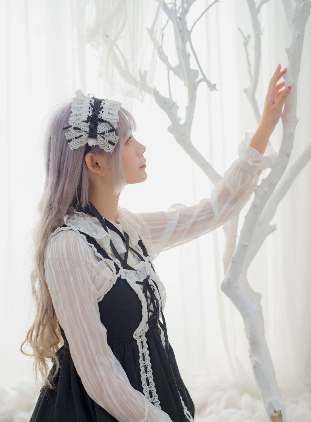 游戏动漫展：萝莉美女女仆装cos秀，表情温柔，含情脉脉！