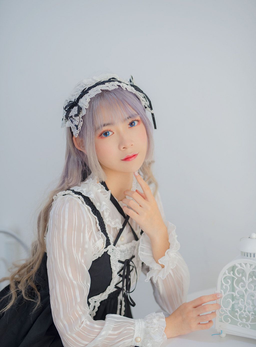 游戏动漫展：萝莉美女女仆装cos秀，表情温柔，含情脉脉！