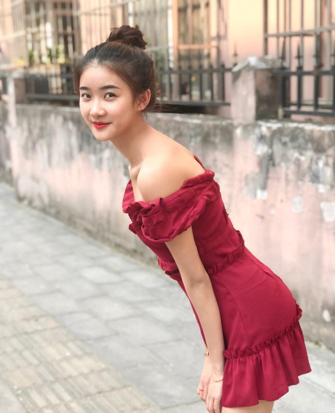 玫红露肩连衣裙美女小姐姐让你心动了么_高清图集_新浪网
