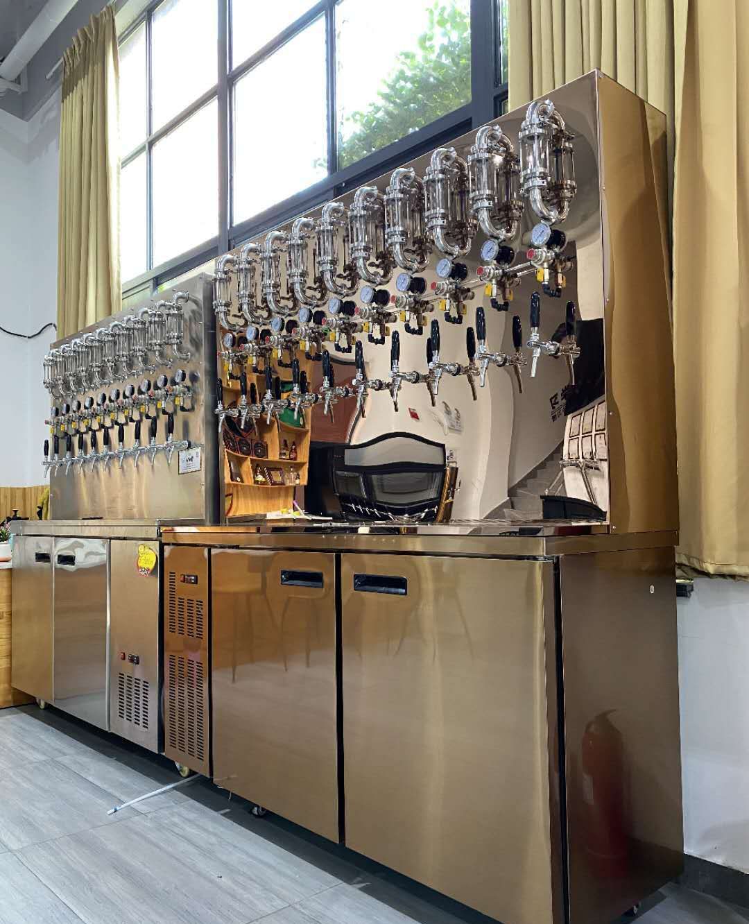 精酿啤酒设备:啤酒墙展示__财经头条